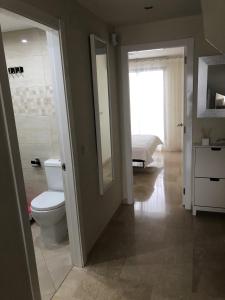 Playa de GandiaにあるApartamento El Eden Playa de Gandíaのトイレ、洗面台、鏡を備えたバスルーム