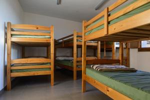 מיטה או מיטות קומותיים בחדר ב-UNDUESINA Albergue Undués de Lerda