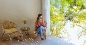 ケープタウンにあるCape Standard Guest Houseの窓を見下ろす椅子に座る女性
