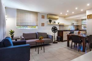 un salon avec un canapé et une table dans l'établissement Modern appartement op resort Seru-Coral 4 pers 2 slpk met een groot zwembad, à Willemstad