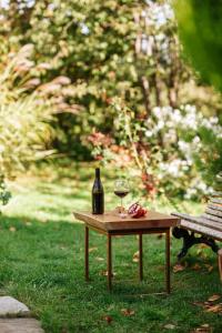einen Tisch mit einer Flasche Wein und einem Glas in der Unterkunft casa akacia in Telawi