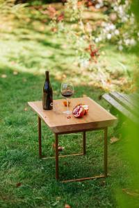 una mesa con una botella y una copa de vino en casa akacia, en Telavi