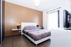 a bedroom with a bed and a flat screen tv at T2 PORTICCIO AGOSTA PLAGE 100M DE LA PLAGE in Porticcio