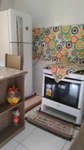 a microwave oven sitting on top of a kitchen at Linda casa com 2 quartos, um com ar e outro com ventilador, e garagem in Parnaíba