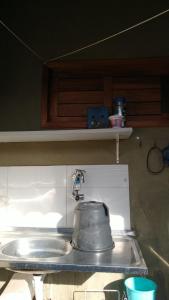 a sink in a kitchen with a faucet at Linda casa com 2 quartos, um com ar e outro com ventilador, e garagem in Parnaíba