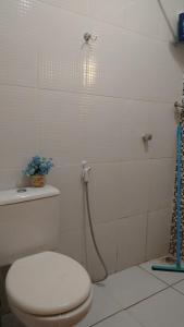 a bathroom with a toilet and a spider on the wall at Linda casa com 2 quartos, um com ar e outro com ventilador, e garagem in Parnaíba