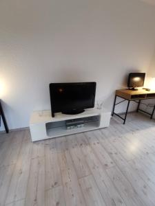 a living room with a flat screen tv on a table at Renovierte Ferienwohnung in Nienburg Erichshagen in Erichshagen