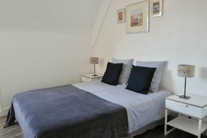 1 dormitorio con 1 cama grande y 2 mesitas de noche en Vue Sur Mer en Port-en-Bessin-Huppain