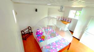 Habitación infantil con tobogán en una casa en Villa Dragon House en Busse