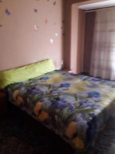 a bedroom with a bed with a colorful comforter at Amplio piso en Sagunto in Sagunto