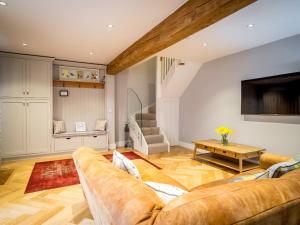 un salon avec un canapé et une table dans l'établissement School Cottage, à Purmerend
