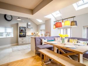 une cuisine et un salon avec une table et un canapé dans l'établissement School Cottage, à Purmerend 18 autres photos