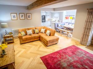 un salon avec un canapé et une table dans l'établissement School Cottage, à Purmerend