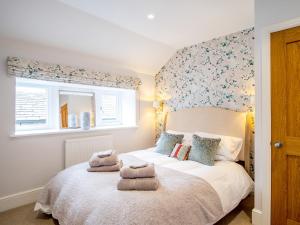 une chambre avec un lit avec des serviettes dessus dans l'établissement School Cottage, à Purmerend