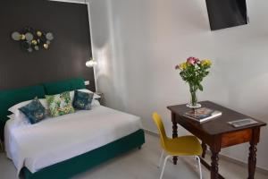 מיטה או מיטות בחדר ב-Taormina Apartments "casa di Anna"