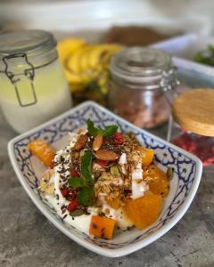 ランタ島にあるSonya Kohlantaの椀の上にナッツと野菜