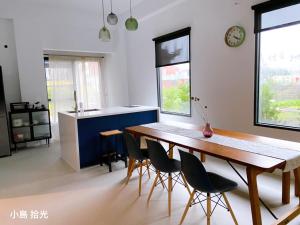Kuchyň nebo kuchyňský kout v ubytování 小島拾光 宜蘭田間包棟民宿Taiwan Yilan Private Villa Paddy view with tranquil & chill vibes