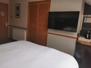 Tempat tidur dalam kamar di Murray Arms Hotel and Seafood Restaurant, Orkney