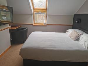 Tempat tidur dalam kamar di Murray Arms Hotel and Seafood Restaurant, Orkney