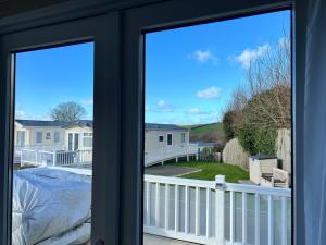 Galería fotográfica de Mollys Retreat pet friendly three bed caravan with small garden Newquay Bay Resort Quieter area of park en Newquay