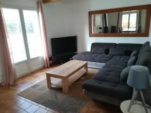 - un salon avec un canapé et une table basse dans l'établissement Villa de plein pied 120m2, climatisée, 3 chambres, piscine privée, la campagne aux portes de NARBONNE, à Narbonne