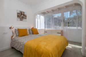 Posteľ alebo postele v izbe v ubytovaní CasaColores - SilverDeluxe Penthouse with private pool or Bronce Garden-Apartment no pool, Puerto de la Cruz
