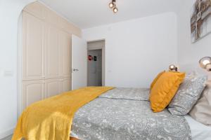 Posteľ alebo postele v izbe v ubytovaní CasaColores - SilverDeluxe Penthouse with private pool or Bronce Garden-Apartment no pool, Puerto de la Cruz