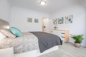 Posteľ alebo postele v izbe v ubytovaní CasaColores - SilverDeluxe Penthouse with private pool or Bronce Garden-Apartment no pool, Puerto de la Cruz