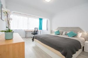 Posteľ alebo postele v izbe v ubytovaní CasaColores - SilverDeluxe Penthouse with private pool or Bronce Garden-Apartment no pool, Puerto de la Cruz