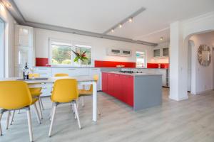 O bucătărie sau chicinetă la SilverDeluxe Penthouse - CasaColores, Puerto de la Cruz