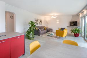 Televízia a/alebo spoločenská miestnosť v ubytovaní CasaColores - SilverDeluxe Penthouse with private pool or Bronce Garden-Apartment no pool, Puerto de la Cruz