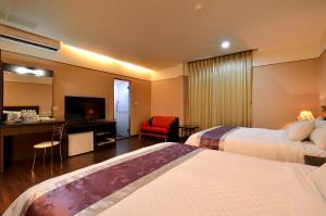 Een bed of bedden in een kamer bij King Town Hotel