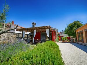 una casa con un camino que conduce a un patio en Villa Benka, Istrian stone house en Tinjan