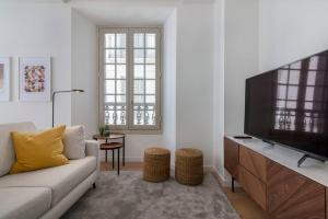 Televízia a/alebo spoločenská miestnosť v ubytovaní KEY-WISE Luxury ALCANTARA Plaza Teatro 2R FREE PARKING + 9 fotografií