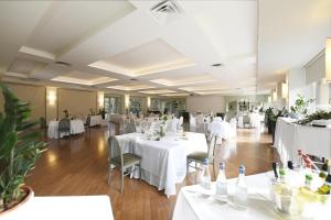 Restaurace v ubytování Brianteo Hotel Residence and Restaurant