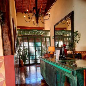 eine Lobby mit einem Schreibtisch und einem Spiegel im Zimmer in der Unterkunft Hotel La Posada del Doctor in León