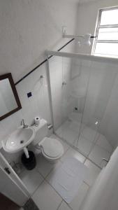 a bathroom with a shower and a toilet and a sink at Flat Schnneider, Hospedagem econômica, empresas, diárias in Taubaté +20 photos