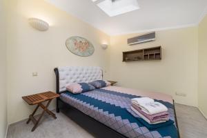 Un pat sau paturi într-o cameră la Classical Deribasivska 3-Bedrooms Apartment