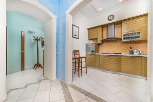 Η κουζίνα ή μικρή κουζίνα στο Classical Deribasivska 3-Bedrooms Apartment