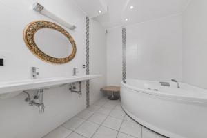 Ένα μπάνιο στο Classical Deribasivska 3-Bedrooms Apartment