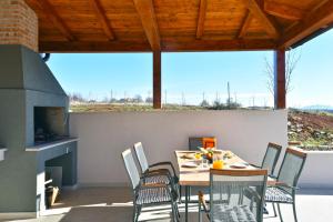 Ein Balkon oder eine Terrasse in der Unterkunft Villa Marušići 2140