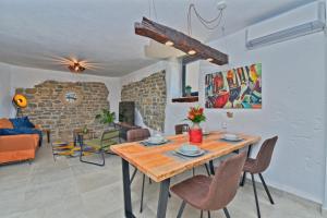 Ein Sitzbereich in der Unterkunft Villa Marušići 2140