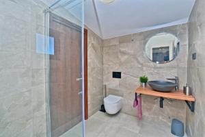 Ein Badezimmer in der Unterkunft Villa Marušići 2140