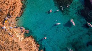 una vista aérea de un grupo de barcos en el agua en Amery House en Sliema