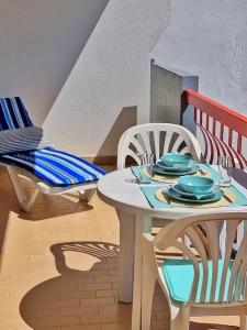 une table et des chaises dans une pièce avec une table et des chaises dans l'établissement Tivoli Apt8 with Pool&Garage, à Vilamoura