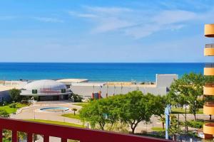 une vue d'un bâtiment avec l'océan en arrière-plan dans l'établissement Tivoli Apt8 with Pool&Garage, à Vilamoura