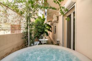 wanna z hydromasażem na dziedzińcu budynku w obiekcie Amazing House with Jacuzzi and Huge PVT Garden w Atenach