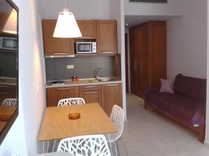 a small kitchen with a table and chairs in a room at Sea to See in Nea Peramos