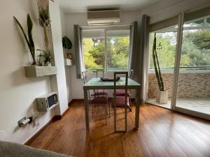 een kamer met een tafel met 2 stoelen en een raam bij APARTAMENTO PINAR de MONTEMAR in Torremolinos