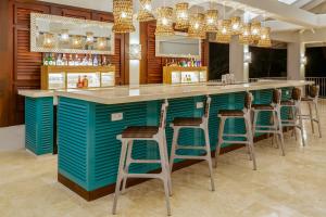 Salon ili bar u objektu Zoetry Curacao